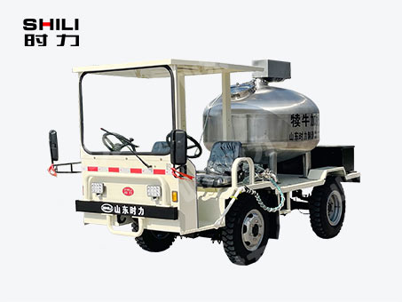 1方電動(dòng)四輪犢牛喂奶車（立式罐、帶攪拌）